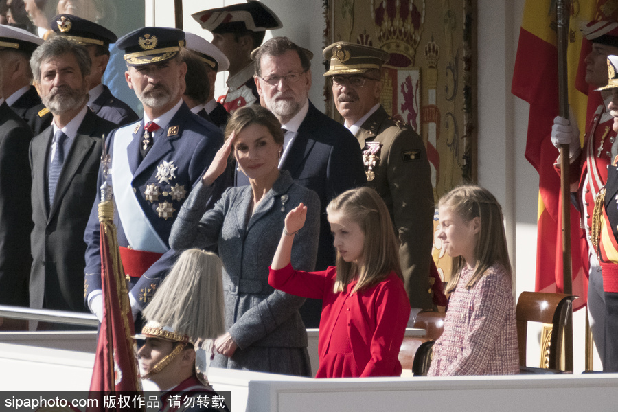 西班牙舉行閱兵活動慶祝國慶日 兩名小公主甜美可人