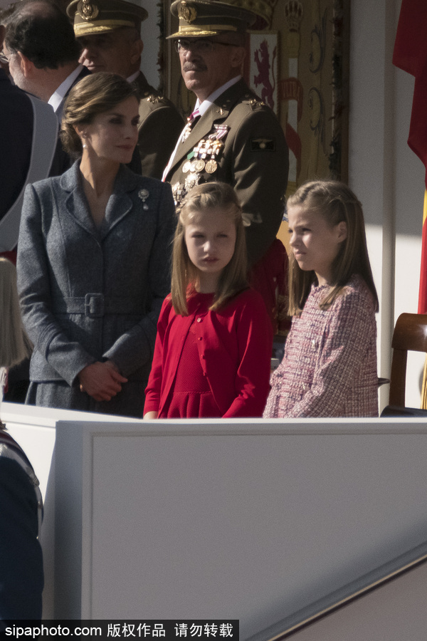 西班牙舉行閱兵活動(dòng)慶祝國(guó)慶日 兩名小公主甜美可人