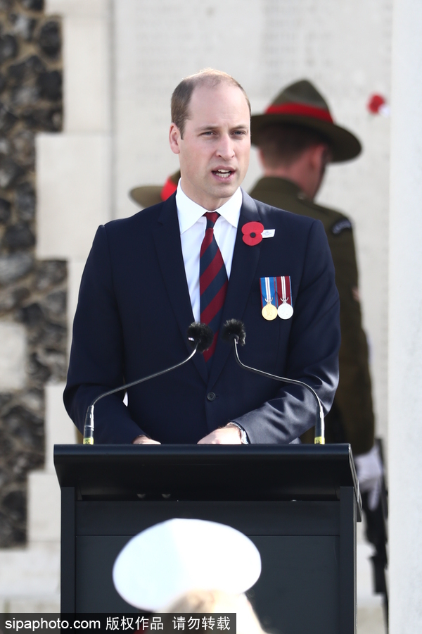 英國(guó)威廉王子到訪比利時(shí)泰恩科特墓園 悼念一戰(zhàn)死難者