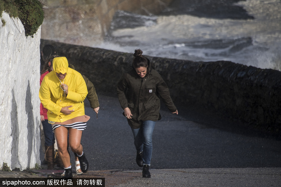 “奧菲莉婭” 登陸北愛爾蘭 掀起巨浪民眾淡定圍觀