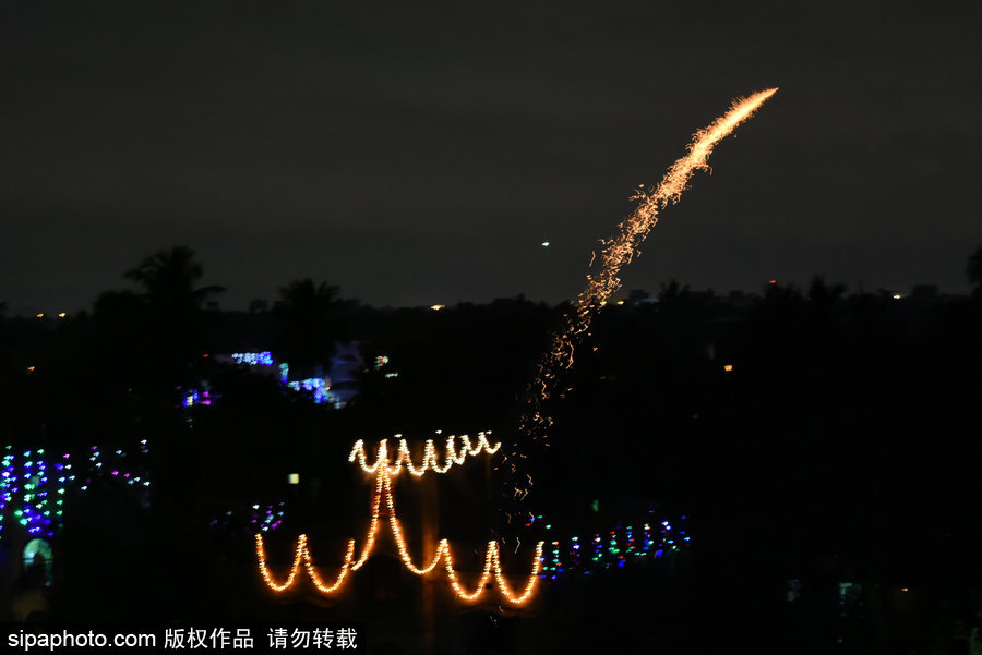 印度加爾各答民眾大擺煙火造型慶祝排燈節(jié)