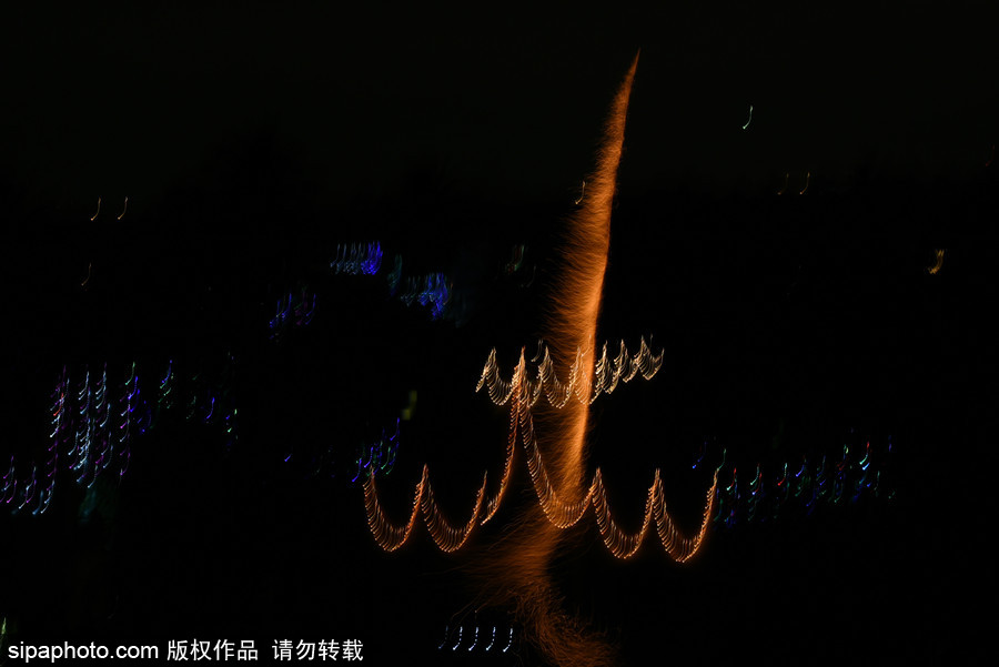 印度加爾各答民眾大擺煙火造型慶祝排燈節