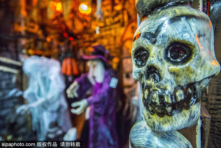 圣保羅街頭萬圣節氣息濃厚 各色飾品恐怖搶眼