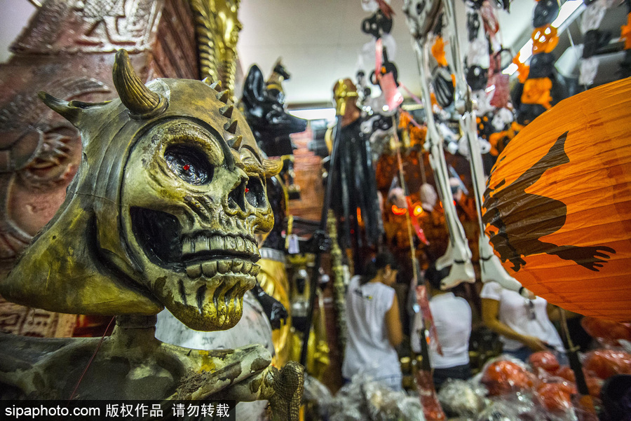 圣保羅街頭萬圣節氣息濃厚 各色飾品恐怖搶眼