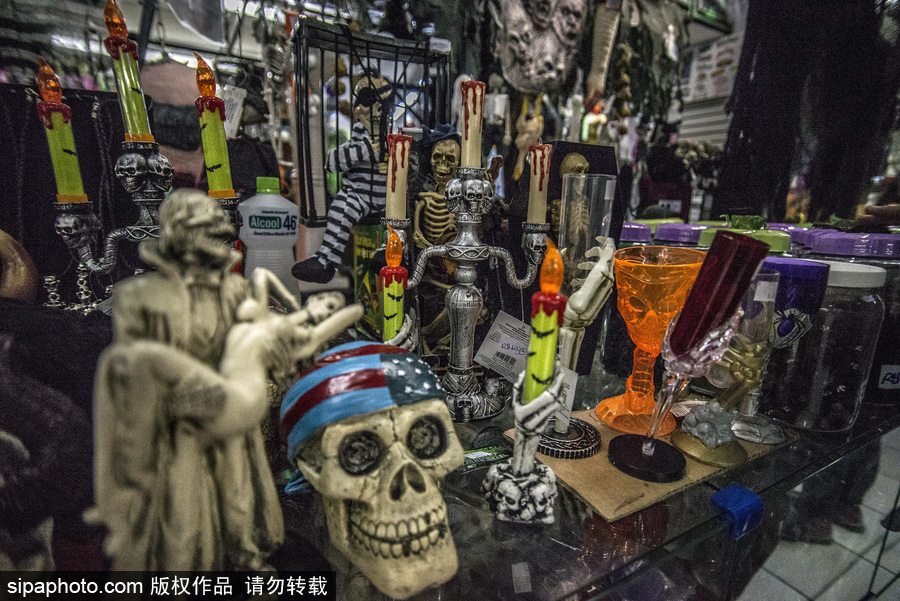 圣保羅街頭萬(wàn)圣節(jié)氣息濃厚 各色飾品恐怖搶眼