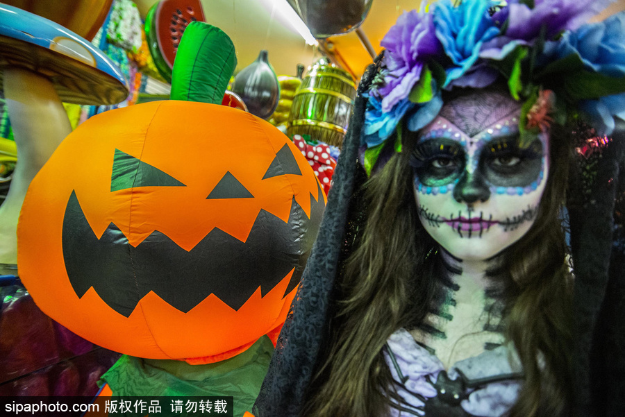 圣保羅街頭萬圣節(jié)氣息濃厚 各色飾品恐怖搶眼