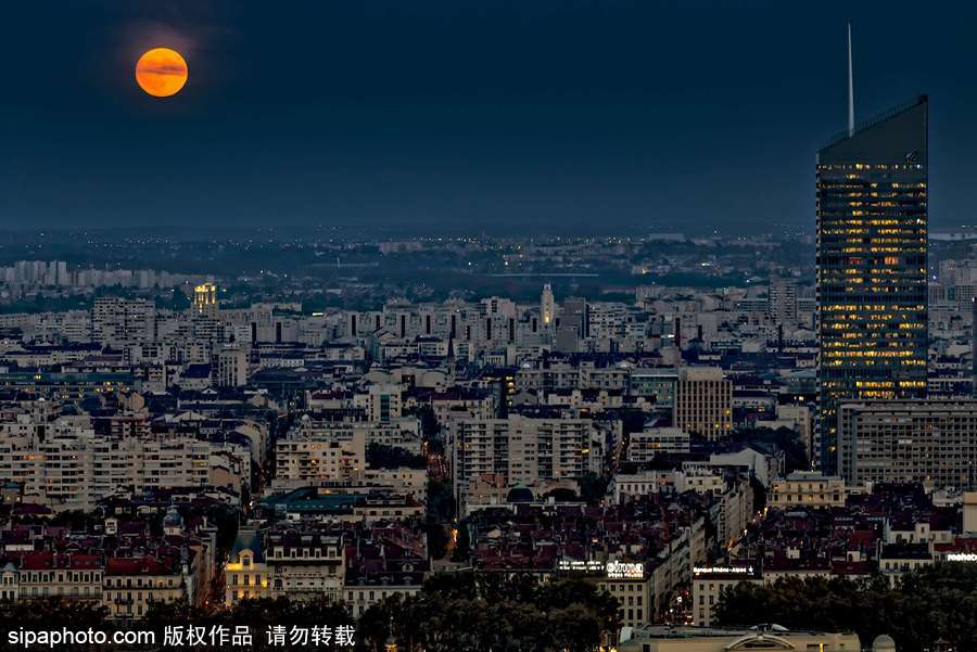 美得像油畫 法國(guó)里昂橙色“狩獵月”當(dāng)空