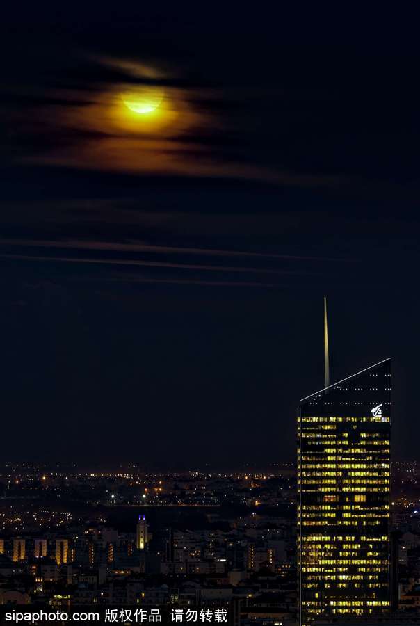 美得像油畫 法國(guó)里昂橙色“狩獵月”當(dāng)空