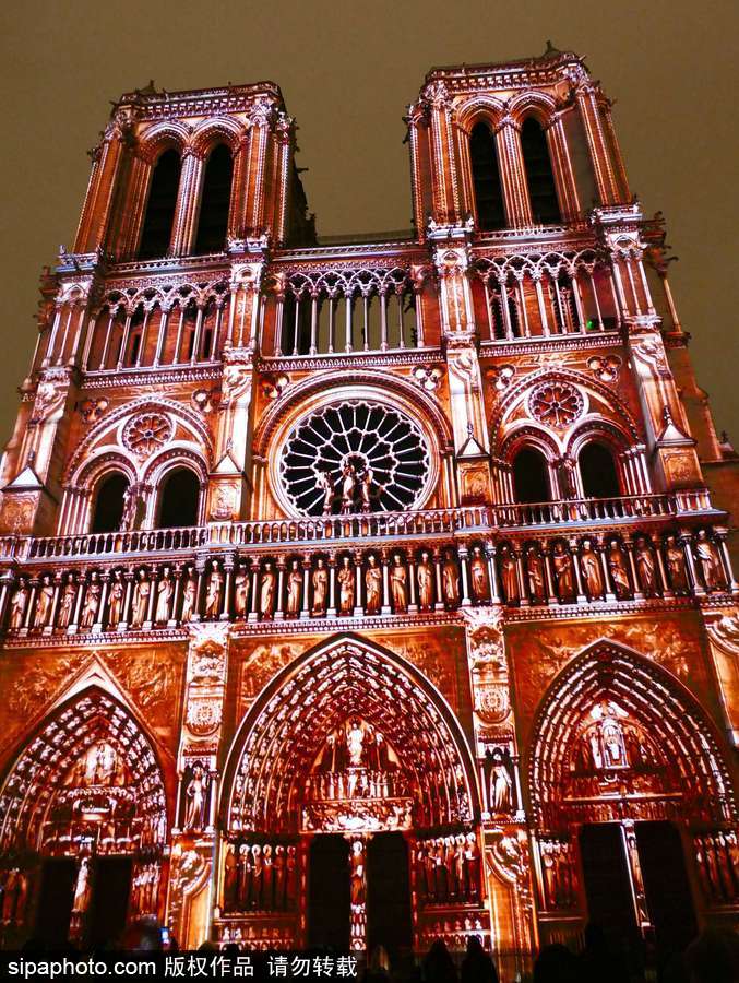 真是美上天啦！法國巴黎圣母院亮燈絢爛多彩