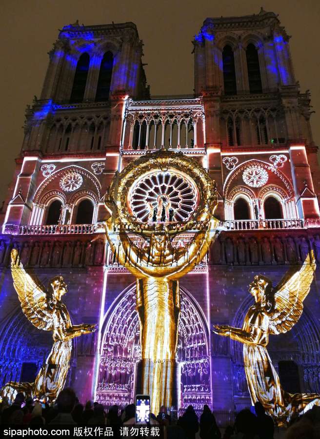 真是美上天啦！法國巴黎圣母院亮燈絢爛多彩