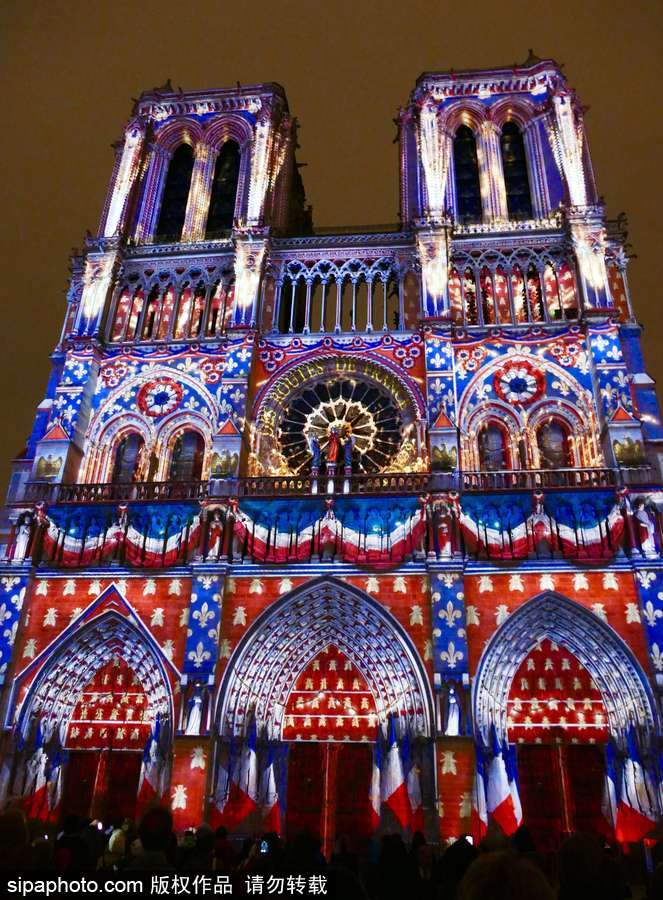 真是美上天啦！法國巴黎圣母院亮燈絢爛多彩