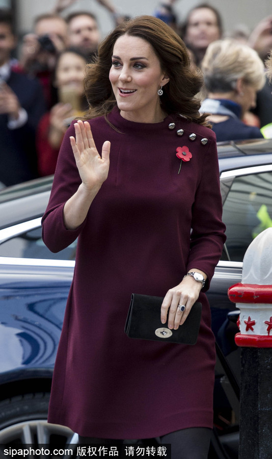 凱特王妃挺孕肚參加活動(dòng) 腳踩高跟大步流星