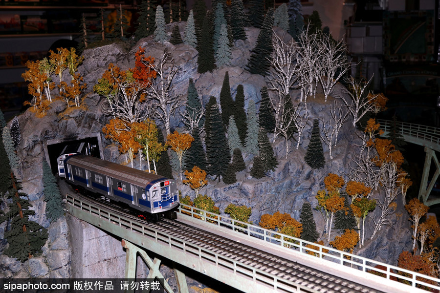紐約圣誕節(jié)除了櫥窗燈飾 還有超萌的中央火車站迷你火車