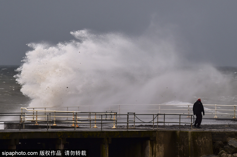 英國阿伯里斯特威斯遭大風天氣 海邊巨浪拍岸場面壯觀