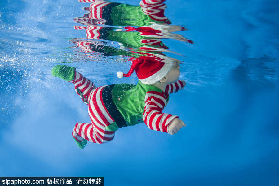 烏克蘭兒童“變身”圣誕老人拍寫真 水下舞動(dòng)超可愛