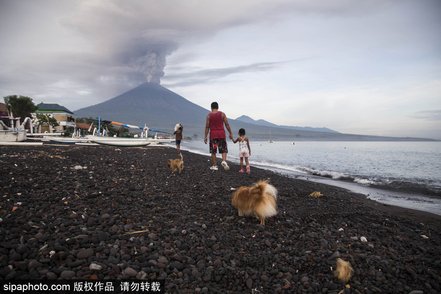 阿貢火山噴出大量濃煙 印尼巴厘島發紅色警報