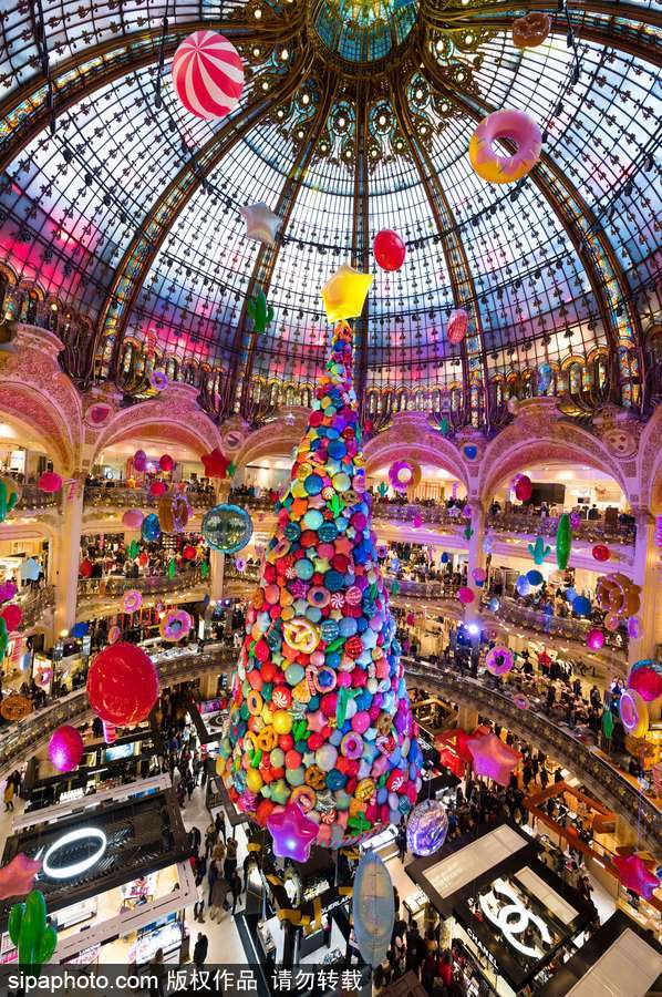 巴黎拉斐德百貨商店巨大圣誕樹亮相 華麗而炫目