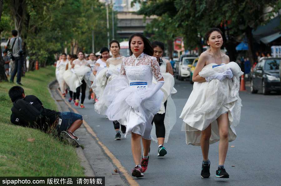 曼谷舉行“新娘快跑”大賽 新人抱婚紗狂奔