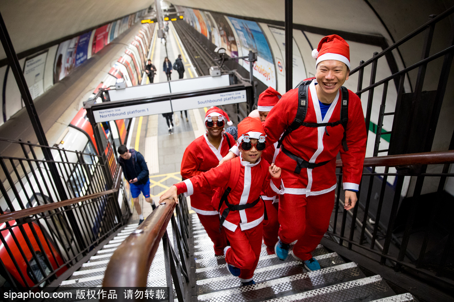 倫敦圣誕老人慈善跑活動 男女老少圣誕裝穿越地鐵