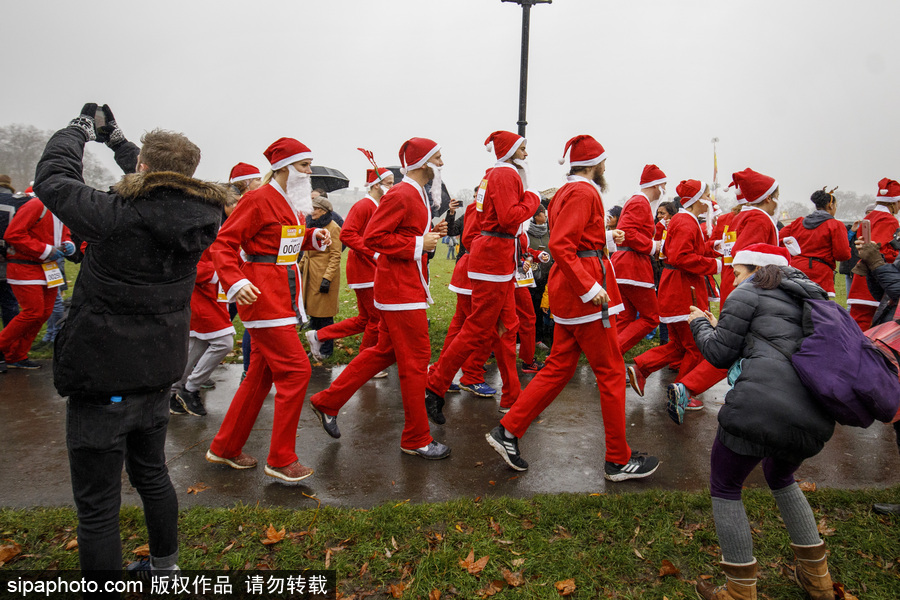 倫敦圣誕老人慈善跑活動 男女老少圣誕裝穿越地鐵