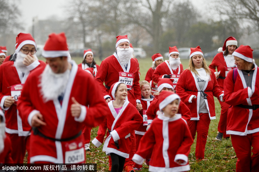 倫敦圣誕老人慈善跑活動 男女老少圣誕裝穿越地鐵