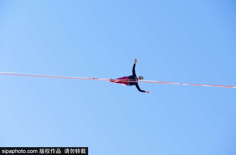 法國(guó)高空扁帶運(yùn)動(dòng)員極限挑戰(zhàn) 埃菲爾鐵塔走“高空芭蕾”