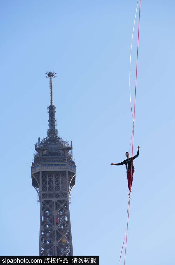 法國高空扁帶運(yùn)動(dòng)員極限挑戰(zhàn) 埃菲爾鐵塔走“高空芭蕾”