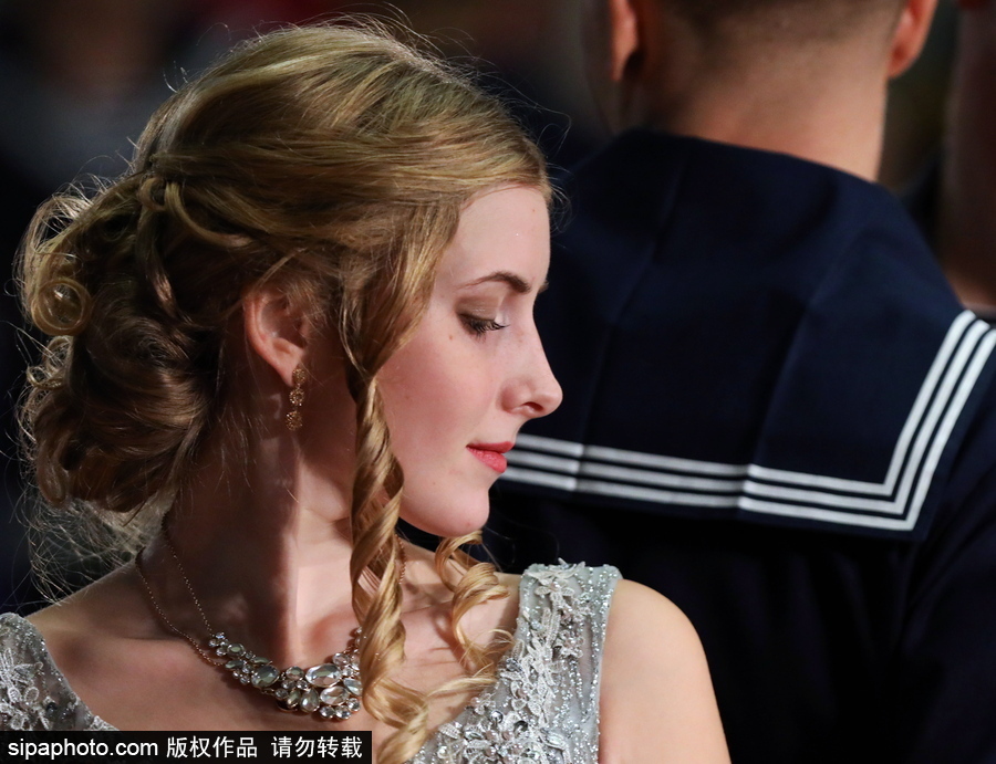 俄羅斯海軍學員參加舞會 俊男美女十分養眼