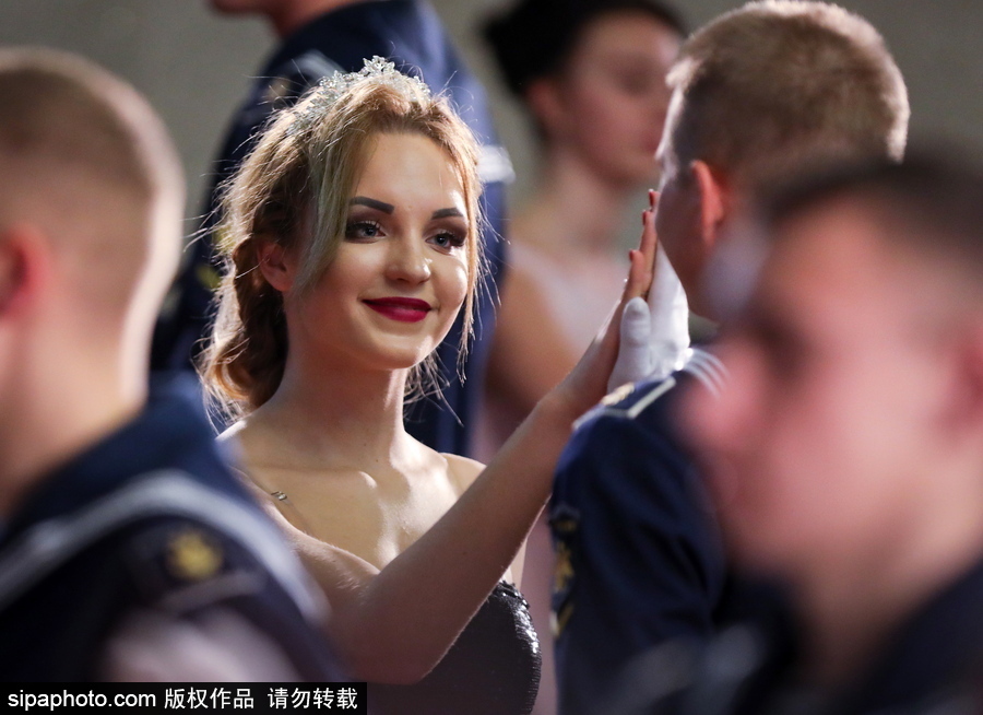 俄羅斯海軍學員參加舞會 俊男美女十分養眼