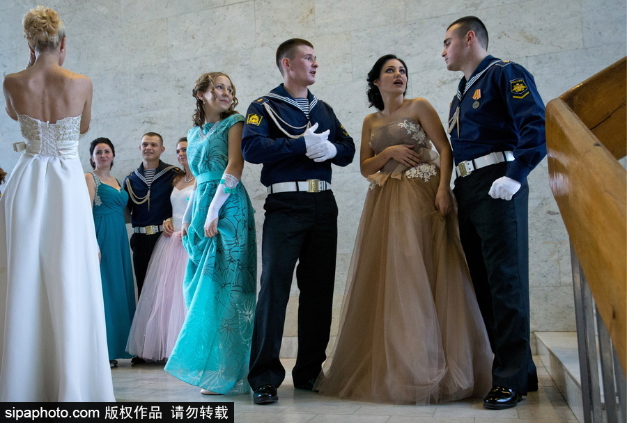 俄羅斯海軍學員參加舞會 俊男美女十分養眼