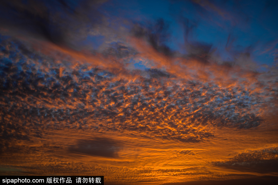 加沙海灘日落美景 殘陽(yáng)映紅天際