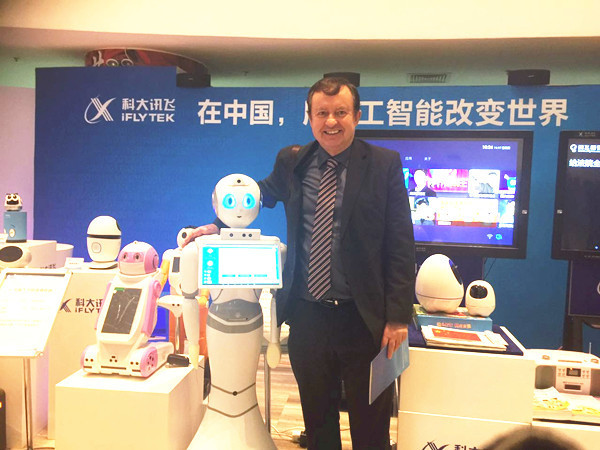 來華十四載，雙眼看中國