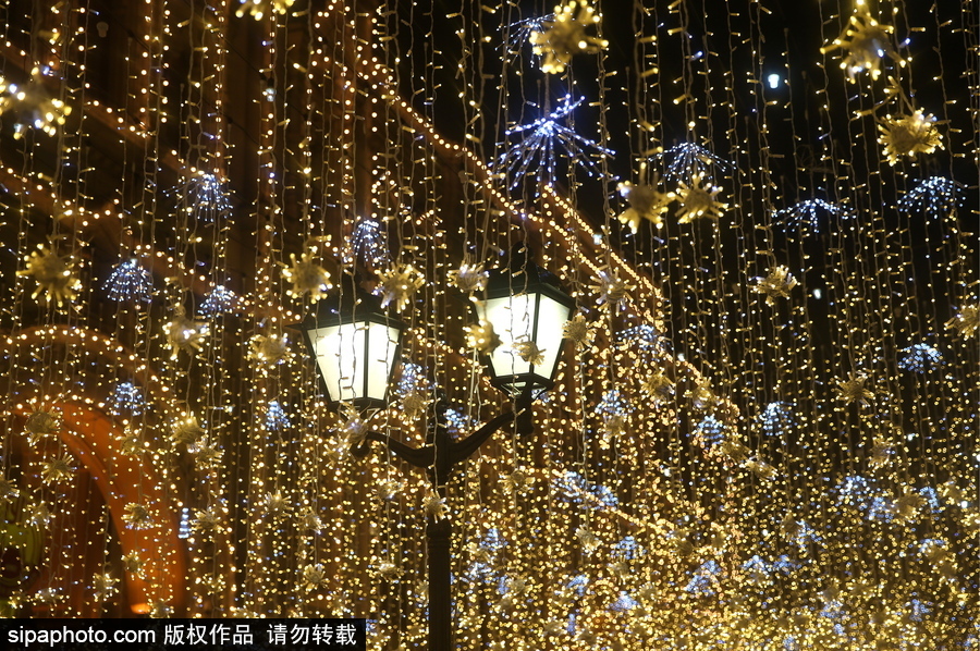 莫斯科街頭巷尾裝扮一新 節日氣氛濃厚迎接新年到來