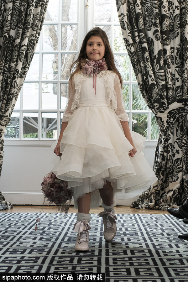 馬德里：小朋友變“超模” 走臺步有模有樣萌化人心