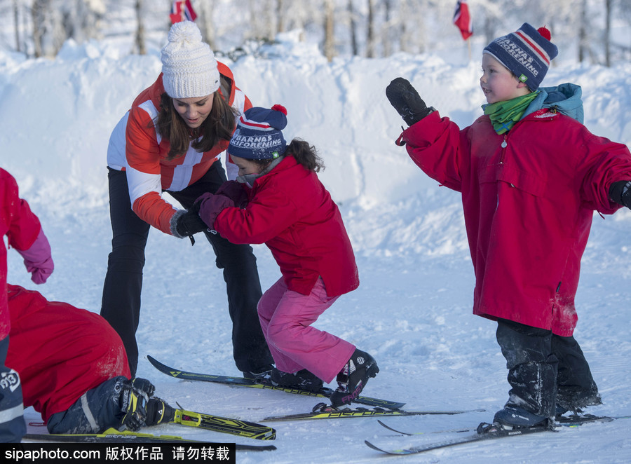 威廉王子夫婦挪威參加戶外野營(yíng)活動(dòng) 凱特王妃親自動(dòng)手烤香腸