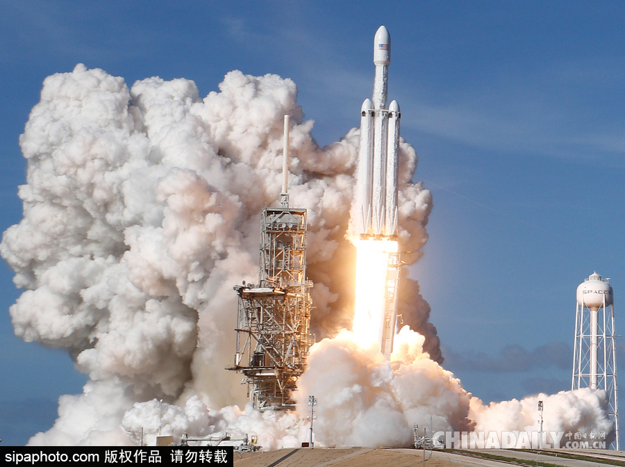 SpaceX成功發(fā)射獵鷹重型火箭 特斯拉跑車(chē)送上太空