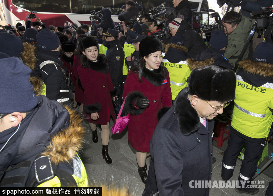 2018平昌冬奧會前瞻：朝鮮冬奧藝術團抵韓 面龐清秀紅色制服整齊劃一