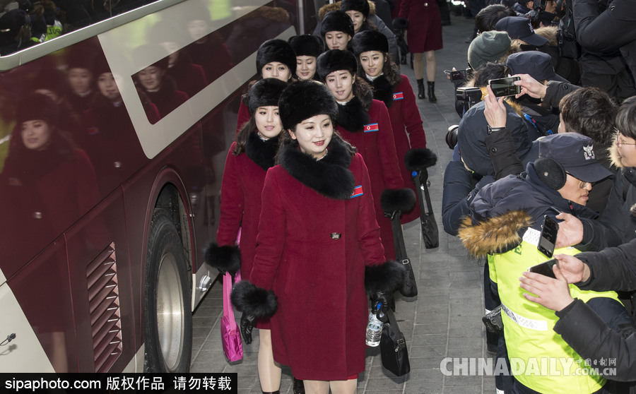 2018平昌冬奧會(huì)前瞻：朝鮮冬奧藝術(shù)團(tuán)抵韓 面龐清秀紅色制服整齊劃一