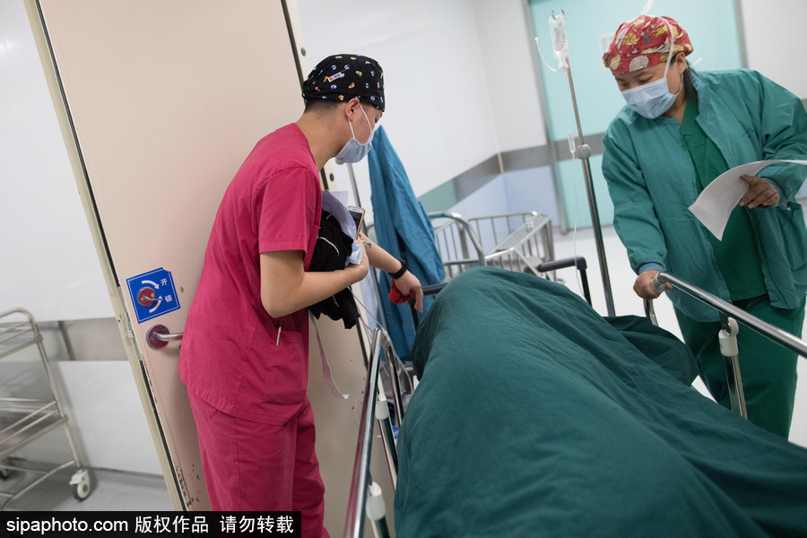 實拍太原“90后”男助產士 一年接生200余名嬰兒