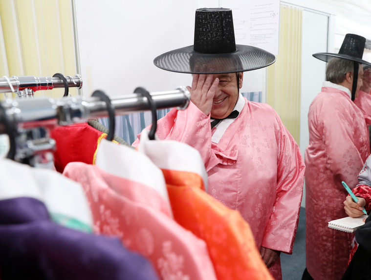 聯合國秘書長古特雷斯參觀平昌冬奧運動員村 穿韓服體驗