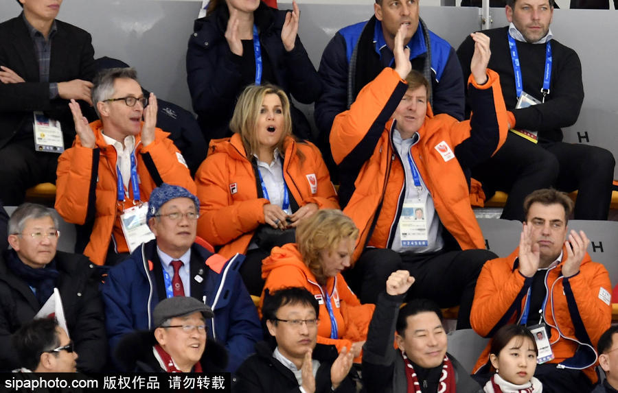 荷蘭國(guó)王夫婦現(xiàn)身冬奧會(huì)看臺(tái) 歡呼自拍不亦樂(lè)乎