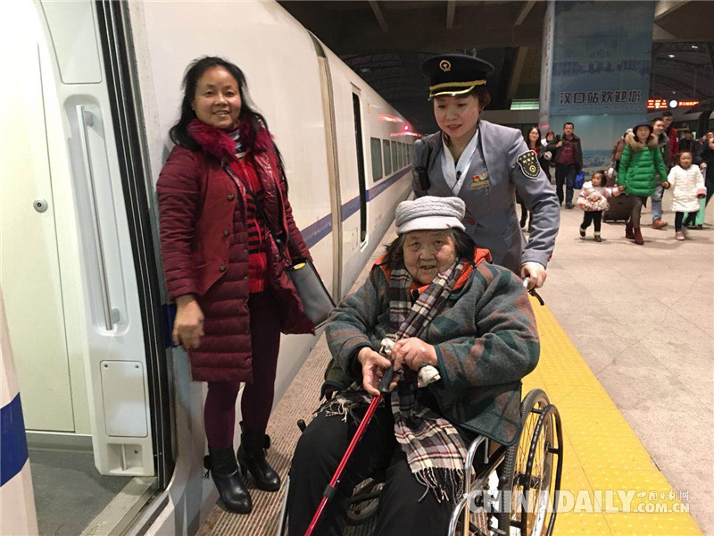 春節(jié)團圓時 “夫妻列車長”卻給女兒留下第19張請假條