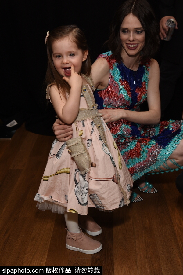 2018紐約秋冬時(shí)裝周：超模可可·羅洽與女兒亮相 萌娃表情多多十足“戲精”