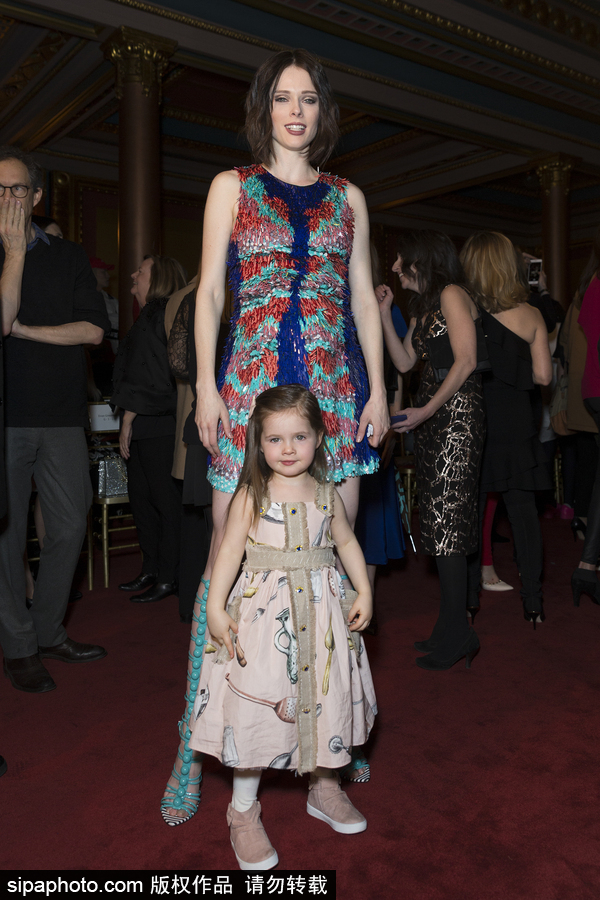 2018紐約秋冬時(shí)裝周：超模可可·羅洽與女兒亮相 萌娃表情多多十足“戲精”