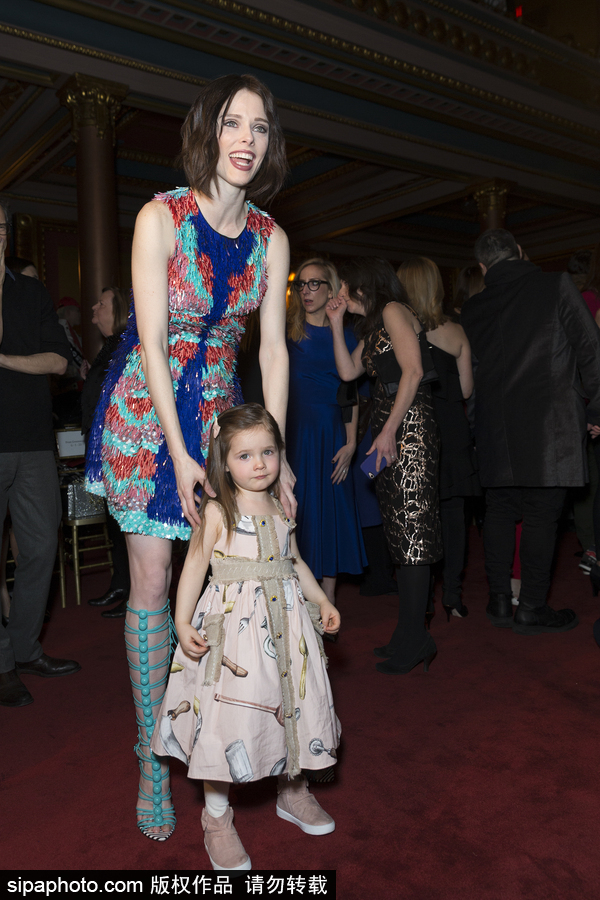 2018紐約秋冬時裝周：超模可可·羅洽與女兒亮相 萌娃表情多多十足“戲精”