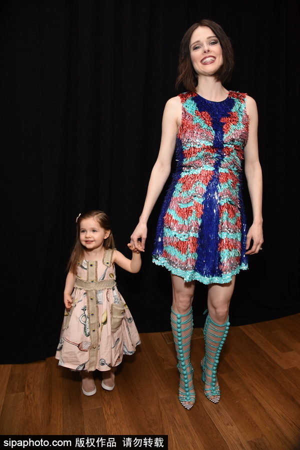 2018紐約秋冬時(shí)裝周：超模可可·羅洽與女兒亮相 萌娃表情多多十足“戲精”