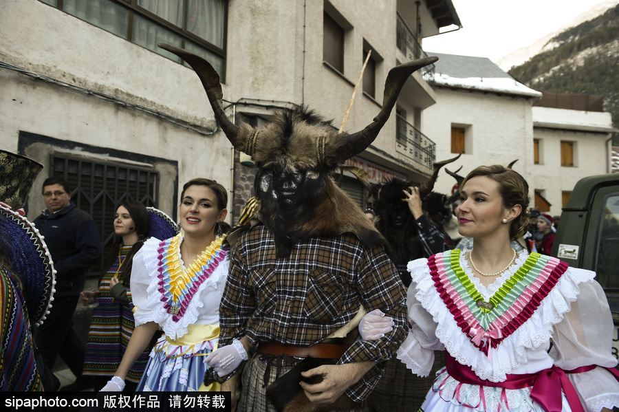 西班牙古老節(jié)日貝爾薩狂歡節(jié) 濃郁原始風(fēng)情