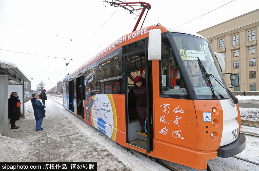 2018平昌冬奧會主題公交車現(xiàn)身圣彼得堡街頭十分矚目