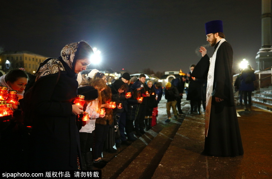 俄羅斯群眾聚集點蠟為飛機墜毀遇難者祈福