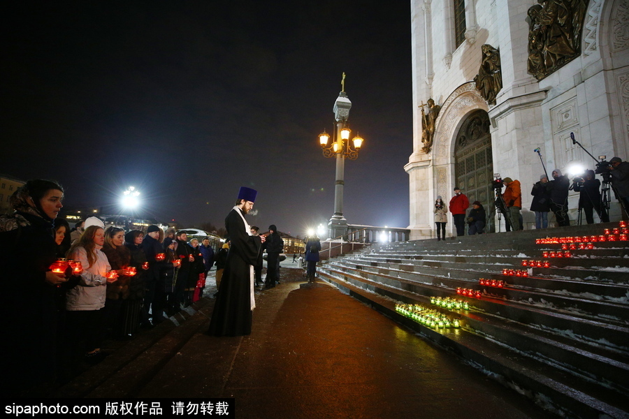 俄羅斯群眾聚集點(diǎn)蠟為飛機(jī)墜毀遇難者祈福